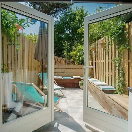 The Bond Free Parking * زاندفورت