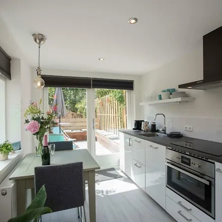 The Bond Free Parking